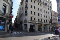 L'Ajuntament de Manresa amplia l'espai per a vianants al llarg de dos quilòmetres de carrers per garantir la distància de seguretat entre la ciutadania
